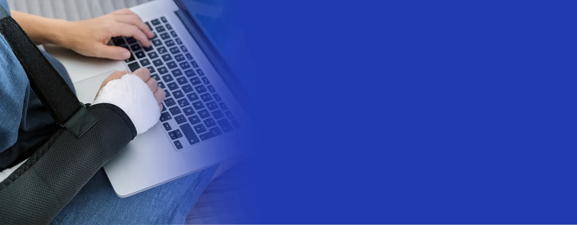 Grafika w tle przedstawiająca osobę z laptopem